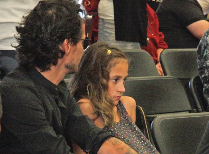 Marc Anthony saluda a paparazzi pero su hija con JLO, Emme, le hace el feo.