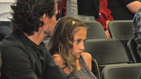 Marc Anthony saluda a paparazzi pero su hija con JLO, Emme, le hace el feo.