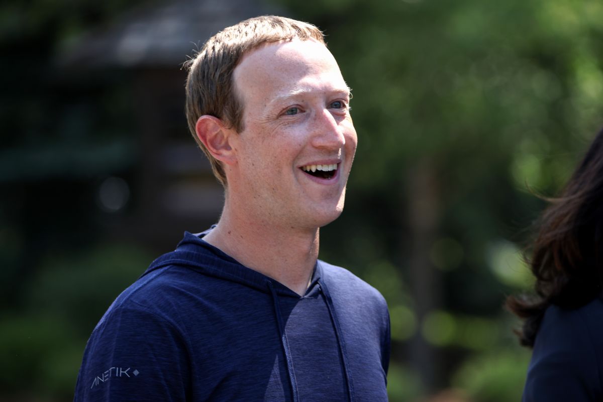 Mark Zuckerber tiene más de $130 mil millones de dólares, pero sigue luciendo como estudiante.