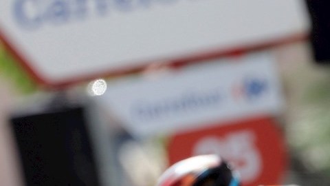 Miguel Ángel López llega a meta en la undécima etapa de la Vuelta a España, este miércoles entre Antequera y Valdepeñas de Jaén.