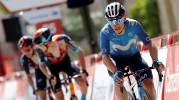 Miguel Ángel López llega a meta en la undécima etapa de la Vuelta a España, este miércoles entre Antequera y Valdepeñas de Jaén.