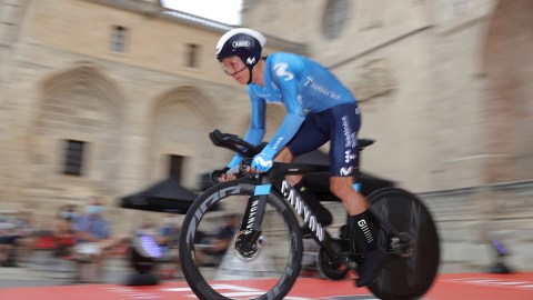 Miguel Ángel López al inicio de la primera etapa contrarreloj de la 76 edición de la Vuelta a España 2021, este sábado en la Catedral de Burgos.