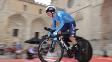 Miguel Ángel López al inicio de la primera etapa contrarreloj de la 76 edición de la Vuelta a España 2021, este sábado en la Catedral de Burgos.