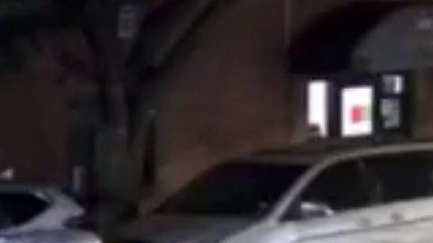 El hombre caminaba tranquilamente por las calles de El Bronx.