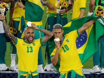 Richarlison fue el goleador y Dani Alves el capitán de Brasil en Tokio.