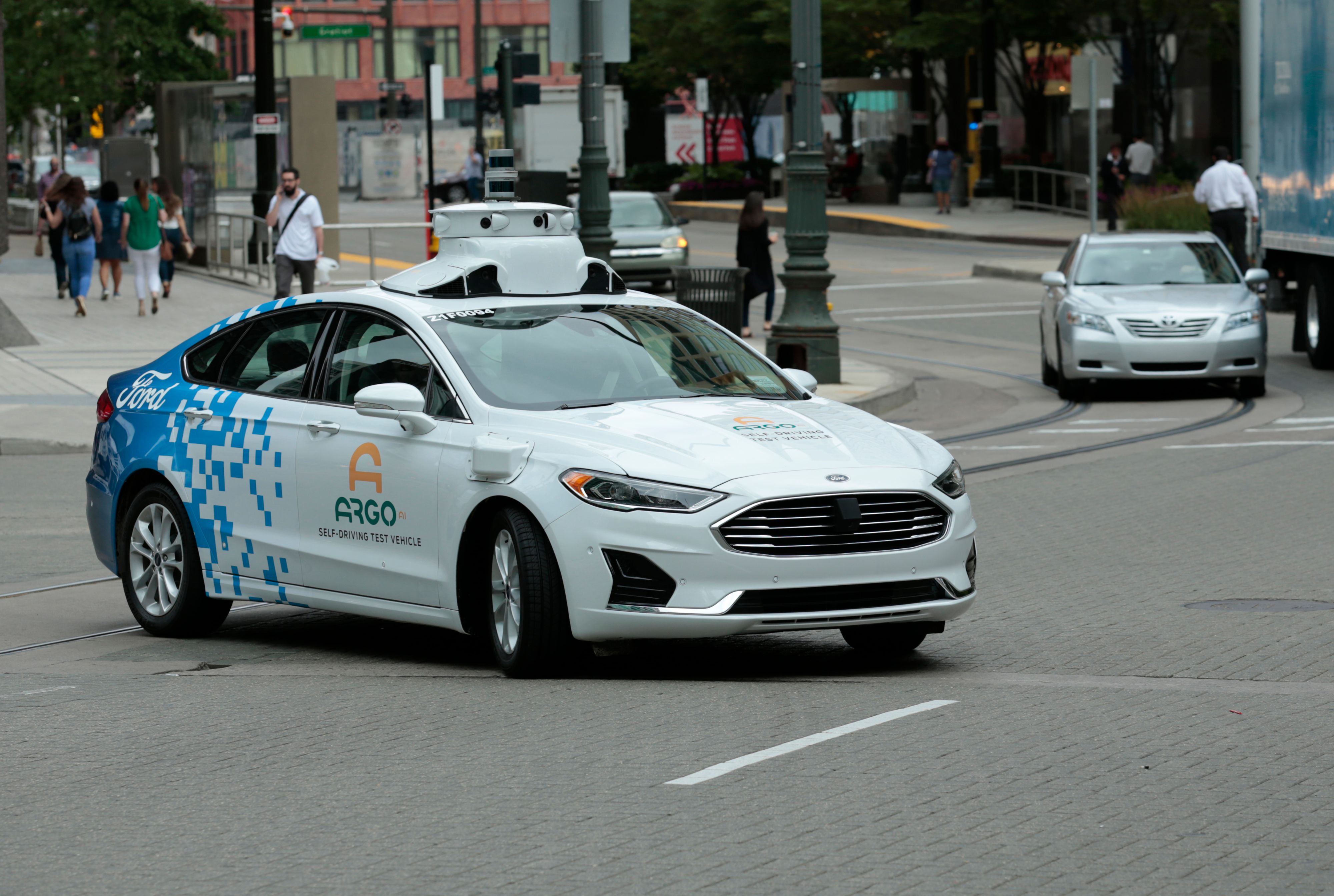 Conductores de Uber y Lyft temen desaparecer por la pronta llegada de robotaxis