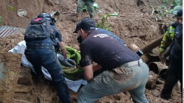 Fotos: Así fue el desgarrador rescate de 5 niños y su mamá sepultados por deslave en México