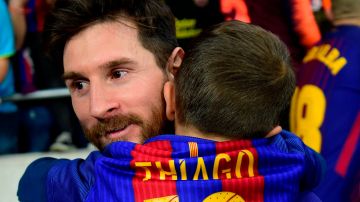 Lionel Messi junto a su hijo Thiago.