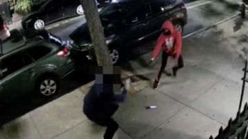 VIDEO: Delincuente le dispara a víctima durante asalto en Nueva York