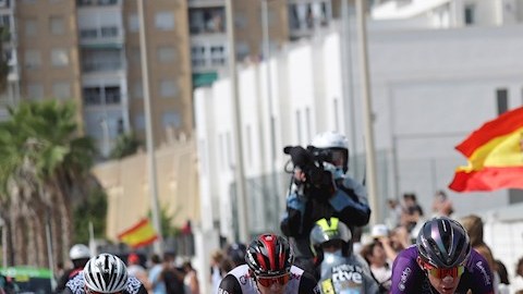 El muevo líder es el esloveno Primoz Roglic, gran favorito a levantar el título.