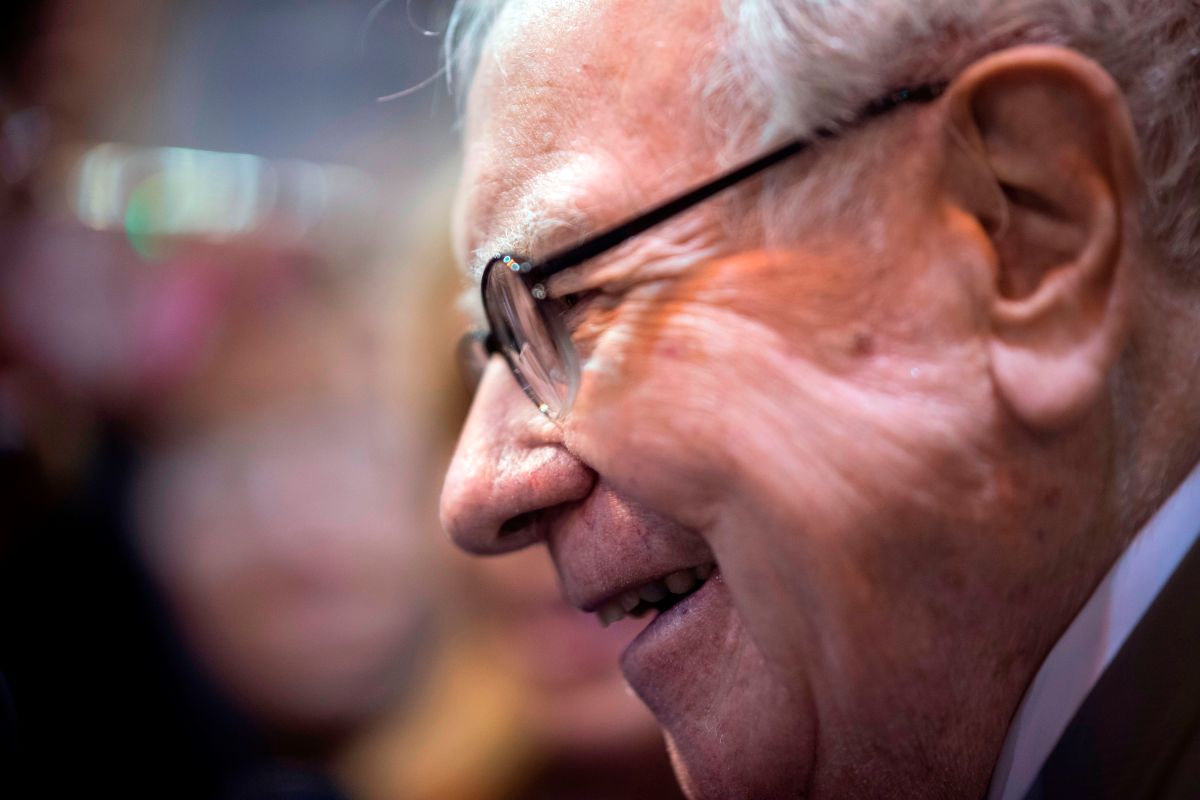 Why Warren Buffett Is A Model For Other Billionaires