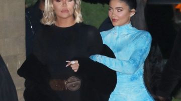 Kylie Jenner del brazo de Khloé Kardashian.