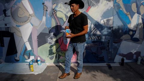 Pintan un mural y dejan flores por salud de Vicente Fernández.