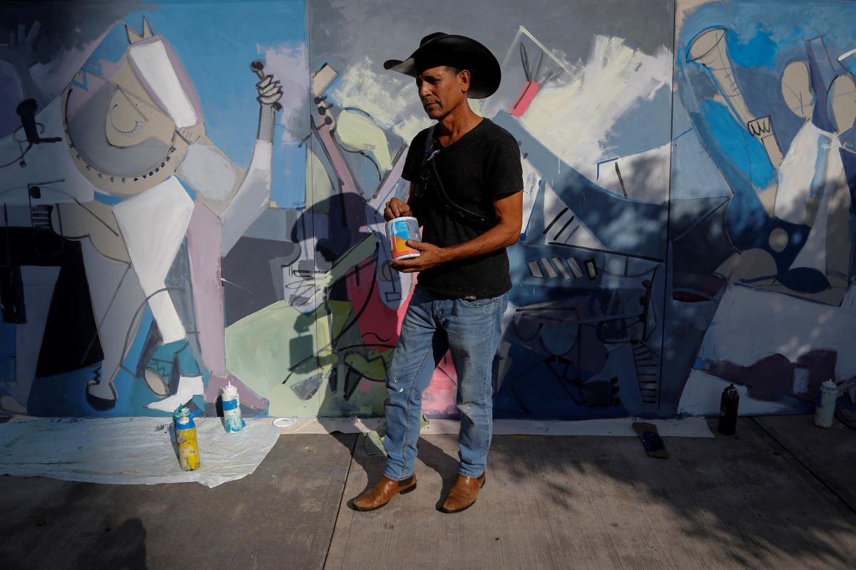 Pintan un mural y dejan flores por salud de Vicente Fernández.