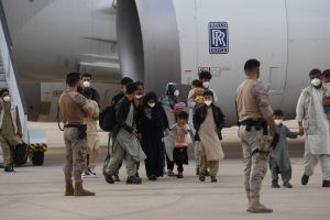 Airbnb le dará hogares temporales a 20,000 afganos que salieron de su país