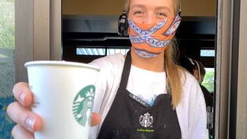 Actualmente, más de la mitad de los empleados de la cadena de cafés ganan al menos $15 dólares o más la hora.