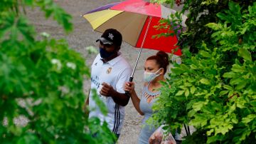 Dos personas se protegen de la lluvia, este viernes, en La Habana, Cuba. La isla reportó 2,461 personas evacuadas y cortes en el servicio de electricidad por la llegada del huracán Ida.