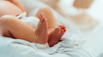 Padre denuncia que en hospital le dieron leche con alcohol etílico a su bebé recién nacida