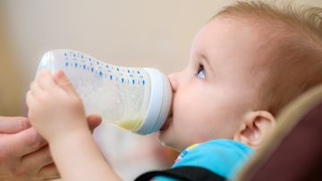 Hospitalizan a bebés que tomaron leche de fórmula de dieta alcalina
