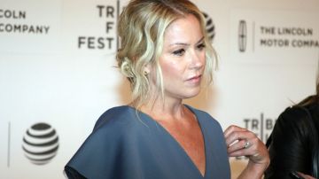 La actriz Christina Applegate reveló que padece esclerosis múltiple en agosto de 2021.