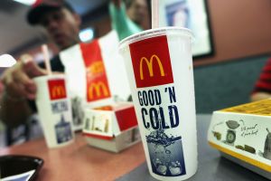McDonald's: se le derrama una Coca-Cola en el autoservicio y ahora los demanda