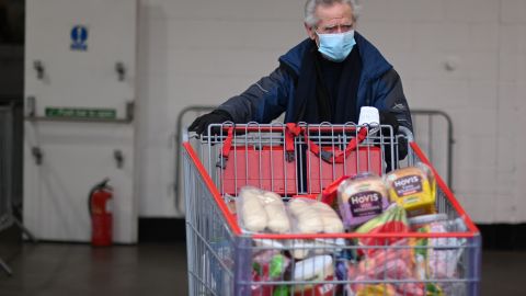 Los trabajadores han sido agredidos muchas veces durante la pandemia por pedir a los clientes que usen mascarillas.