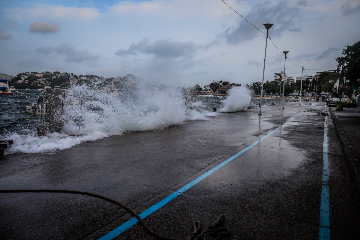 Fuerte oleaje se registró por la tormenta tropical Nora este jueves, en el malecón del balneario de Acapulco,en México. El Gobierno vigila el desarrollo de la tormenta Ida en el Caribe.  