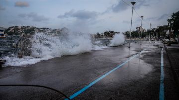 Fuerte oleaje se registró por la tormenta tropical Nora este jueves, en el malecón del balneario de Acapulco,en México. El Gobierno vigila el desarrollo de la tormenta Ida en el Caribe.