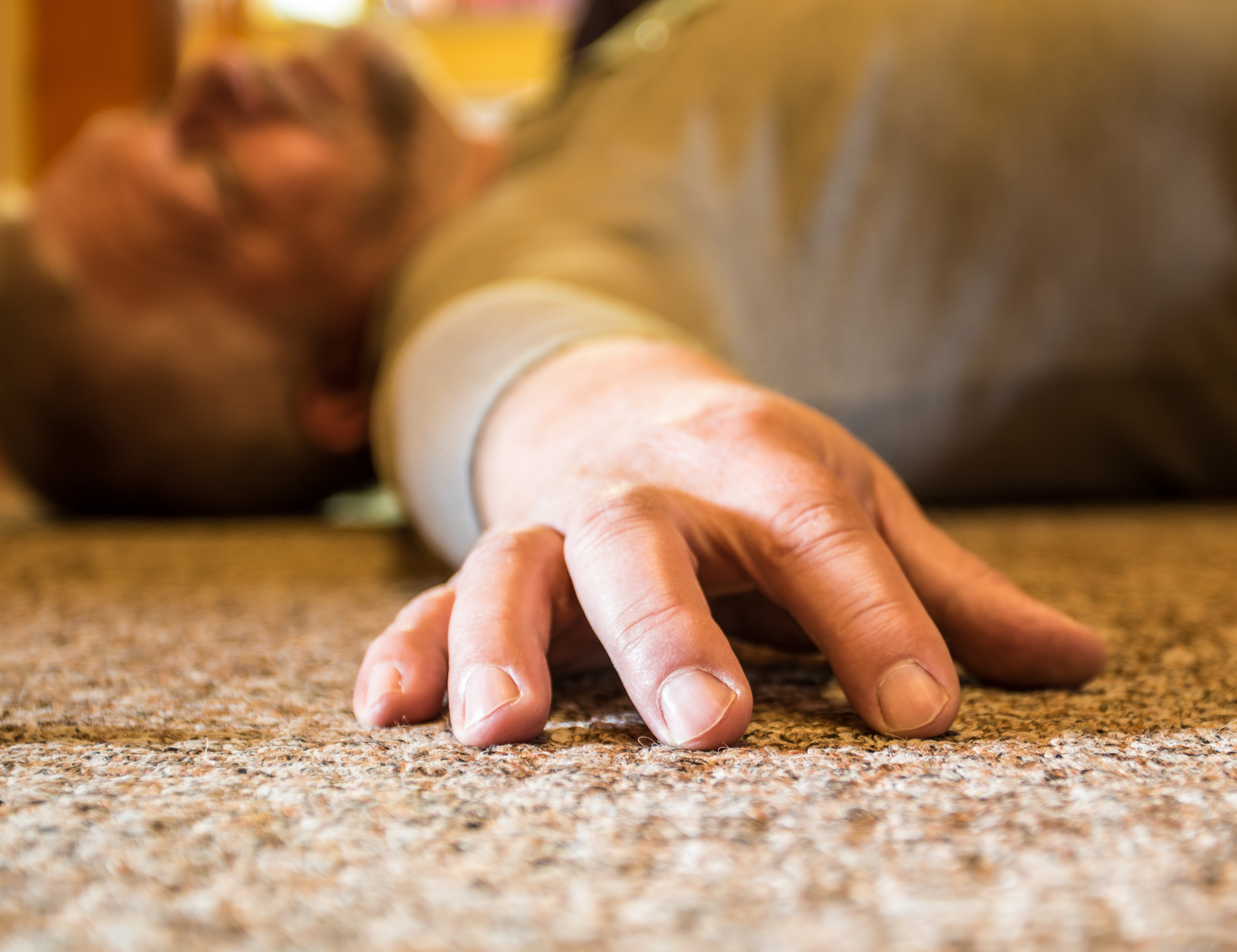 Sufre infarto al interior de una supermercado y es ignorado por empleados y clientes del local