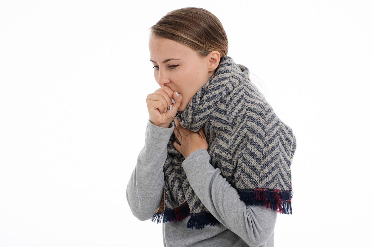 La tos puede ser uno de los efectos prolongados del COVID-19.