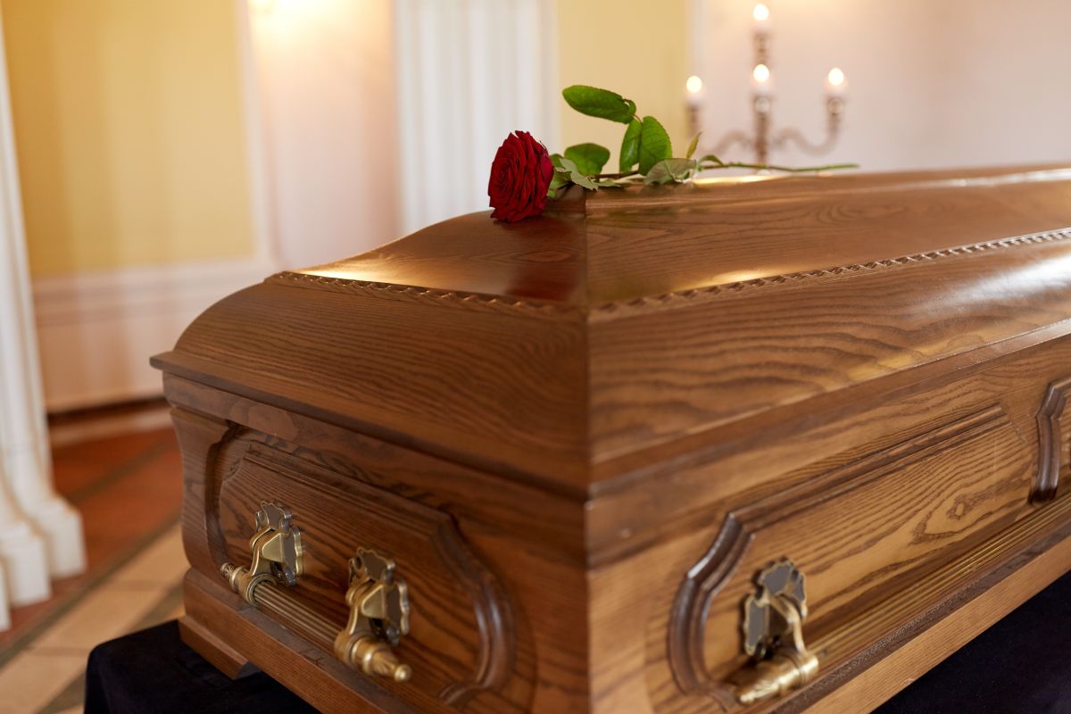 They open a coffin to say goodbye to a deceased man with “perreo” and dancing reggaeton