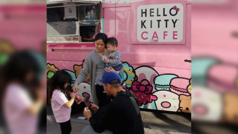 El camión de Hello Kitty estará ofreciendo productos de la nueva temporada 2021.