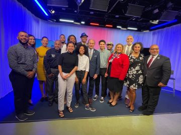 Miembros del comité organizador del desfile dominicano con
Guillermo Linares, presidente de Educación Superior del Estado de Nueva York
Corporación de Servicios (HESC). /Cortesía