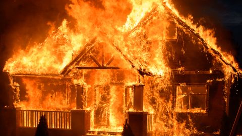Incendió su casa para que no descubriera su infidelidad