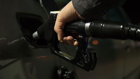 Durante la pandemia, el galón de gasolina era de solo $2 dólares, pero el precio ya se está elevando.