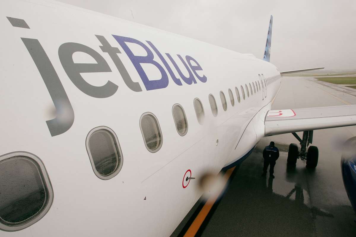 Multa de $45,000 a pasajero de JetBlue por abusar de una azafata en Estados  Unidos - El Diario NY