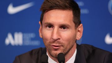 Messi no pudo continuar en el equipo del Barcelona debido a que el club no podía mantener los términos de contrato que pedía el jugador.