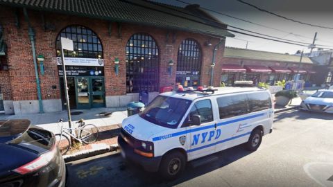 NYPD en la estación Rockaway Park-Beach 116th St/Archivo.