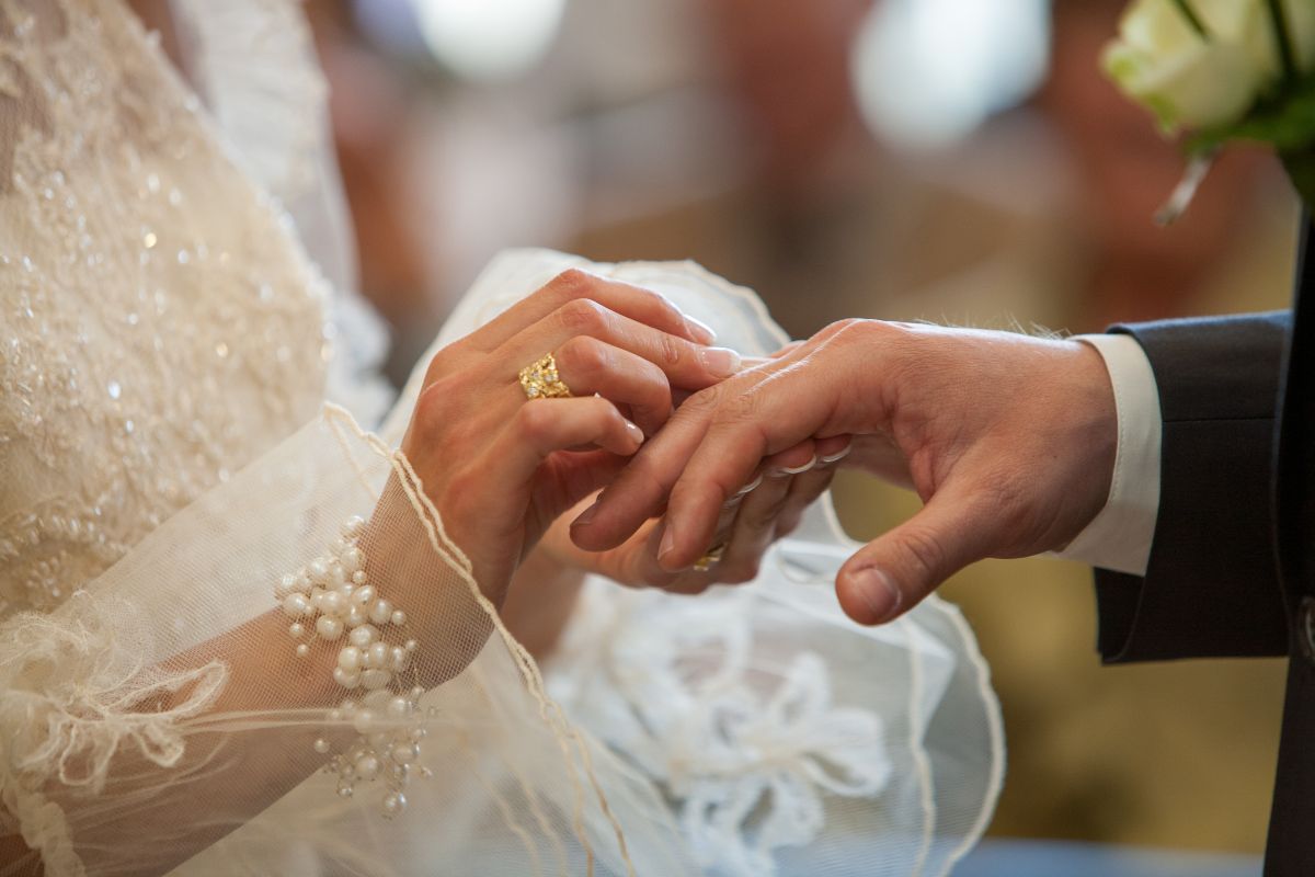 Grooms charge $ 240 to guests who did not attend their wedding