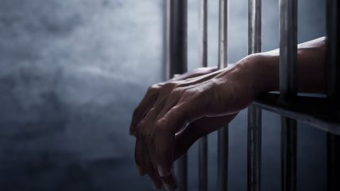 Envía a su padre por ser violador