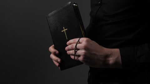 Pastor muere al ser enterrado vivo