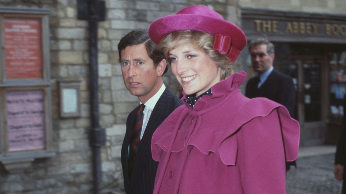 Princess Diana and Prince Charles wedding cake slice sold for $ 2,500