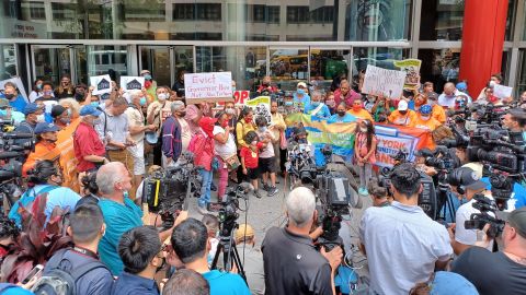 El 633 de la Tercera Avenida en Manhattan recibió una oleada de manifestantes.