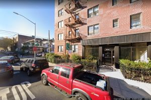 Inmigrante suicida se acuchilló y explotó su apartamento, dejando a docenas de personas sin hogar en Queens, Nueva York