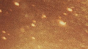 Son novios con 37 años de diferencia