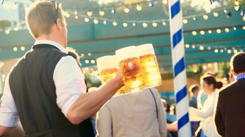 En total, habrá cinco imágenes de botellas doradas escondidas en paquetes de doce cervezas de Samuel Adams.