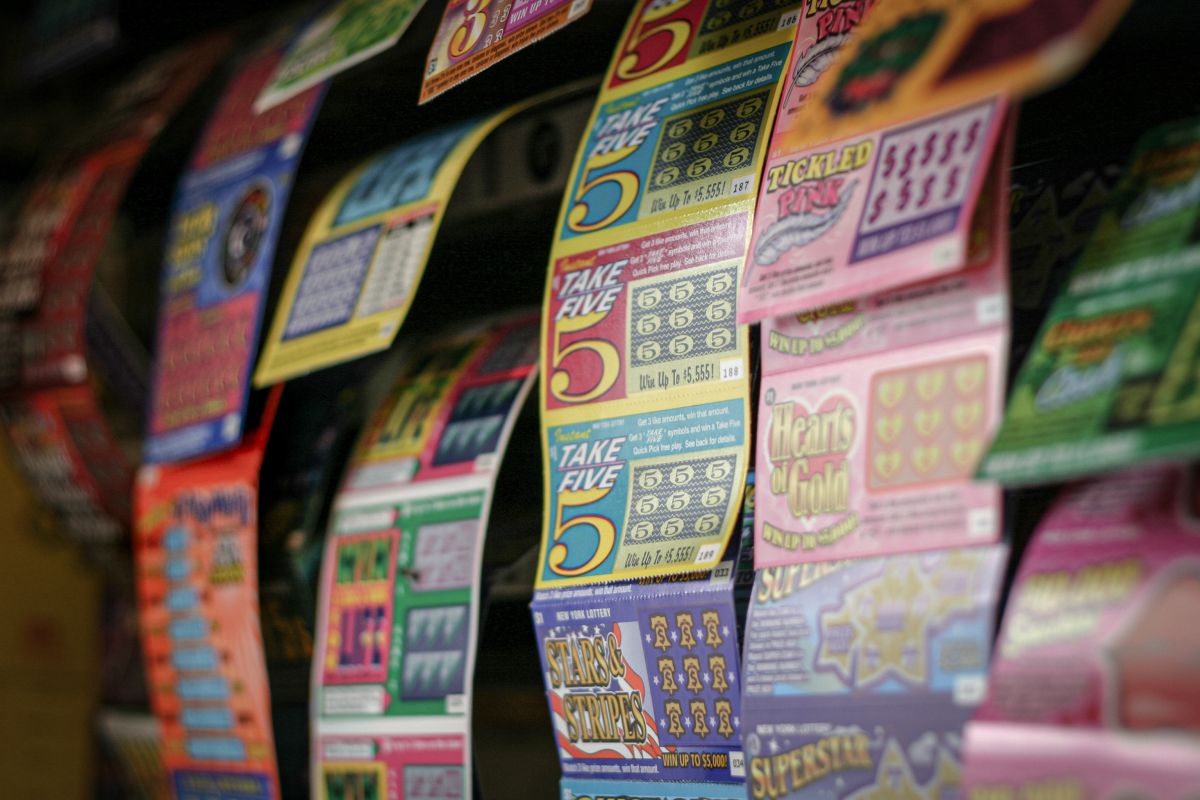He won $ 27 million in the lottery and kept it a secret for weeks