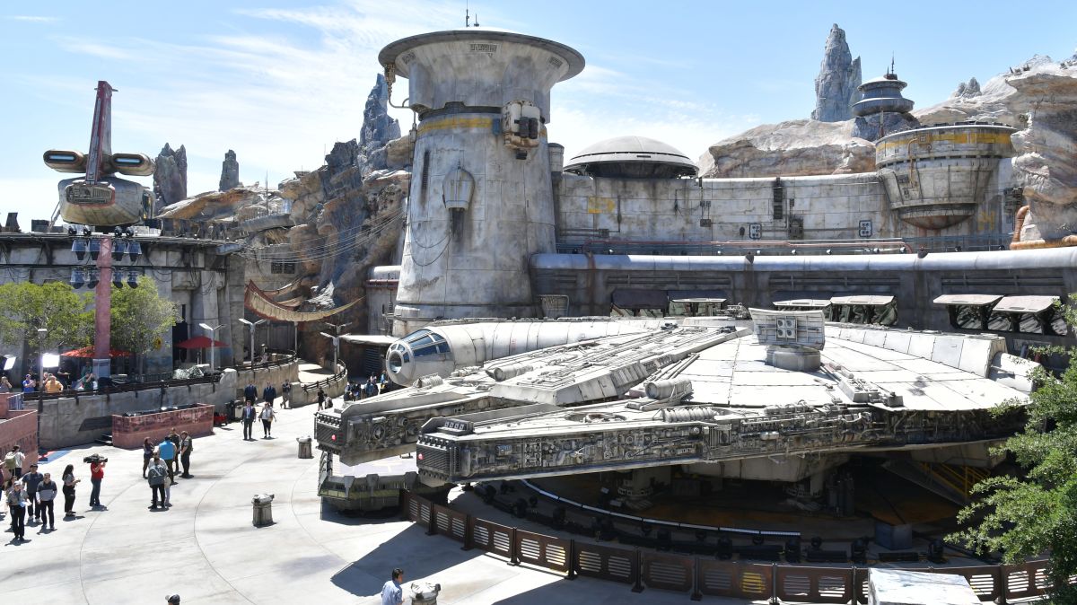 El boleto del hotel también incluye una entrada a las atracciones de Star Wars del parque Disneyland, llamada Star Wars: Galaxy’s Edge.