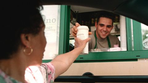 Al pasarle la bebida, la tapa salió volando y el líquido hirviendo cayó en el regazo de la cliente.