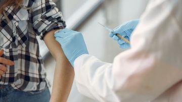 Muchas empresas están haciendo obligatorio la aplicación de la vacuna en sus empleados.